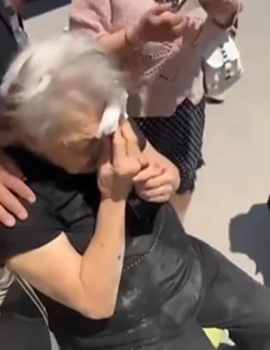 Yaşlı kadın kaldırımda düşüp kafasını vurdu, vatandaş Buca Belediyesine isyan etti
