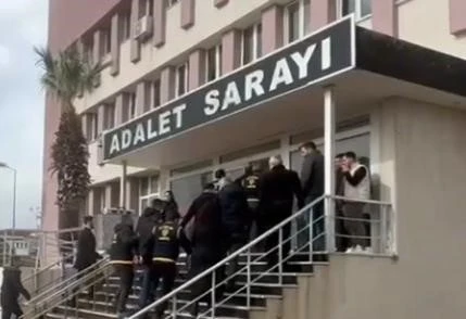 Yaşlı kadını dolandırmak isteyen sahte başkomiser ve sahte savcı ger&ccedil;ek polislere yakalandı
