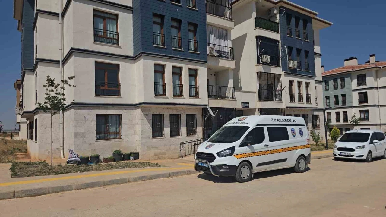Yaşlı kadını &ouml;ld&uuml;r&uuml;p altınlarını &ccedil;alan zanlı bina g&ouml;revlisi &ccedil;ıktı

