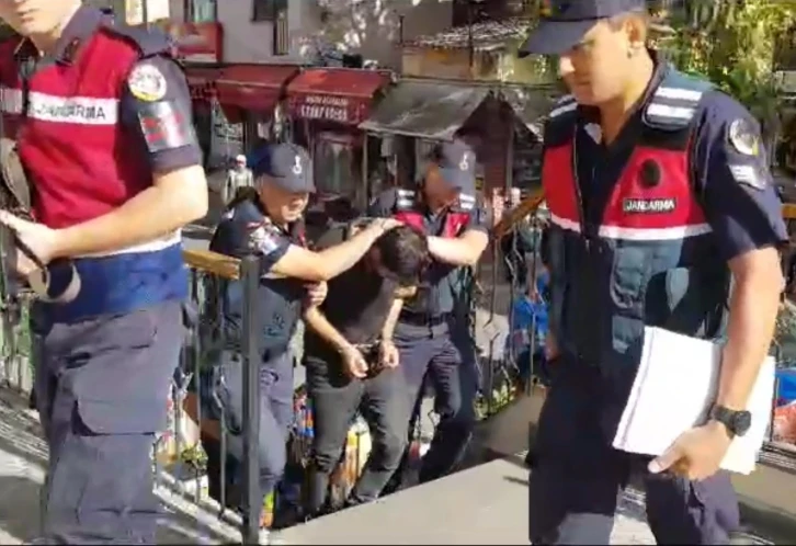 Yaşlı kadının altın ve paralarını &ccedil;alan dolandırıcı tutuklandı
