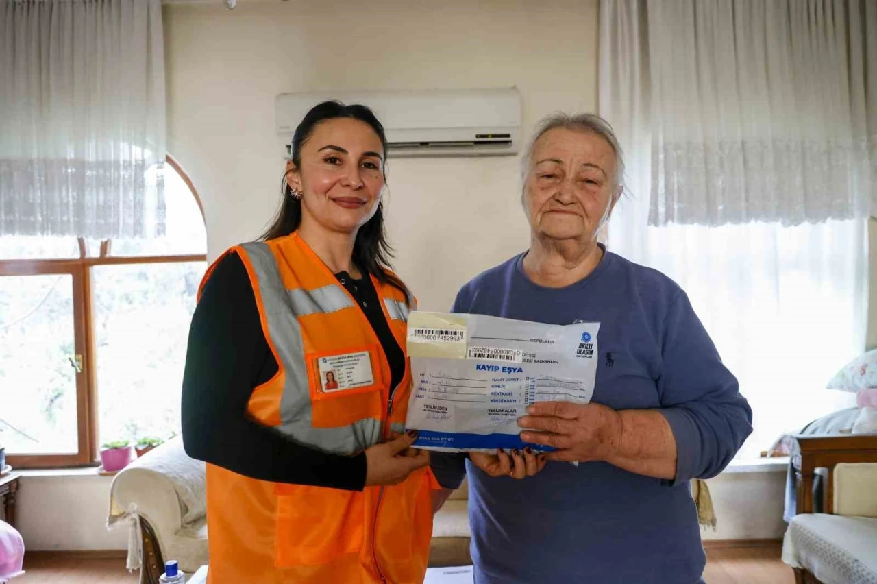 Yaşlı kadının bindiği otob&uuml;ste unuttuğu c&uuml;zdan evine kadar getirilip teslim edildi
