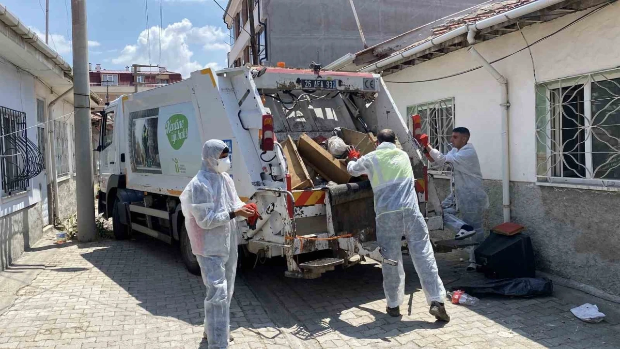 Yaşlı kadının evinden 2 kamyon çöp çıktı
