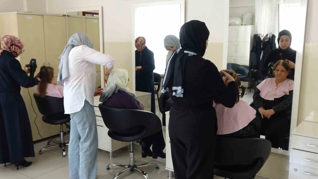 Yaşlılar hayatlarında ilk defa kuaf&ouml;rde bakım yaptırdı
