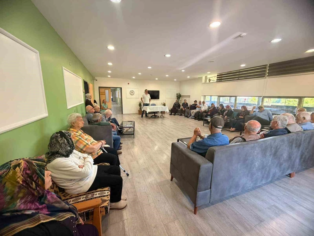 Yaşlılar i&ccedil;in g&uuml;venli ve sağlıklı yaşam alanları ele alındı
