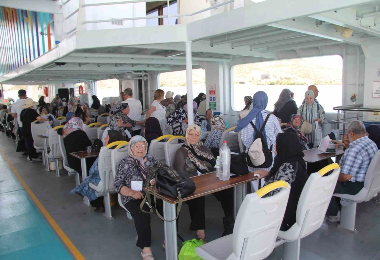 Yaşlıların moral gezisinde renkli görüntüler oluştu
