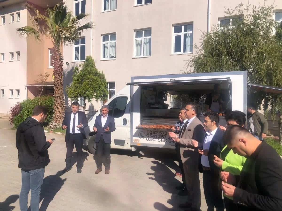 ŞEHİT &Ouml;ĞRETMEN VE &Ouml;ĞRENCİLER İ&Ccedil;İN LOKMA HAYRI YAPILDI