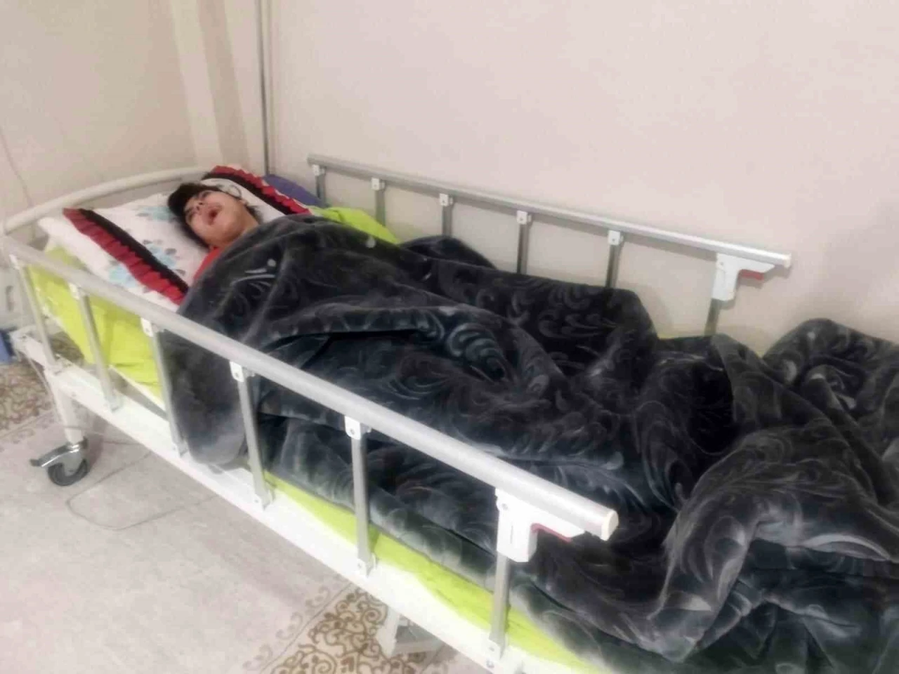 Yatalak hastaya ortopedik yatak desteği
