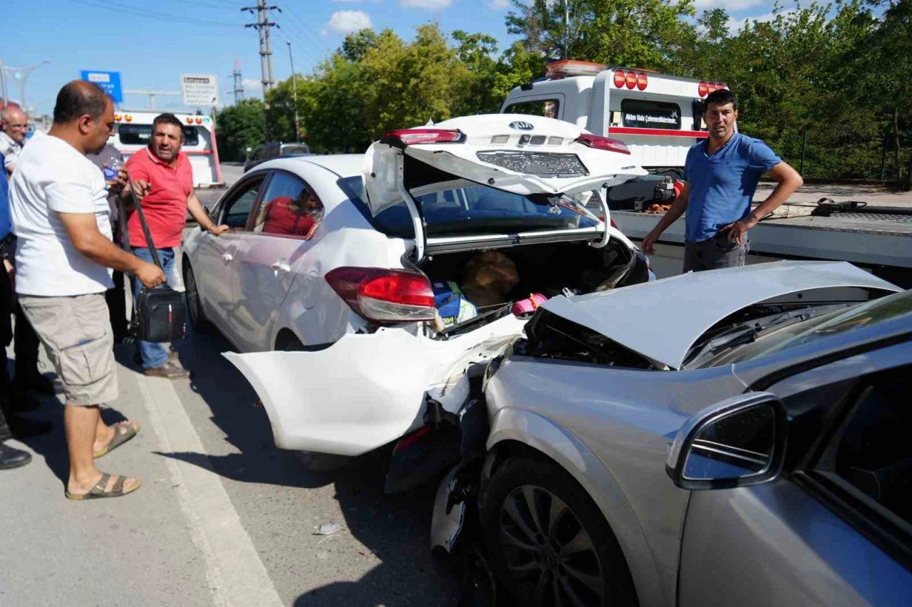 Yavaşlayan trafik zincirlemeye kazaya sebep oldu: 1&rsquo;i &ccedil;ocuk 3 yaralı
