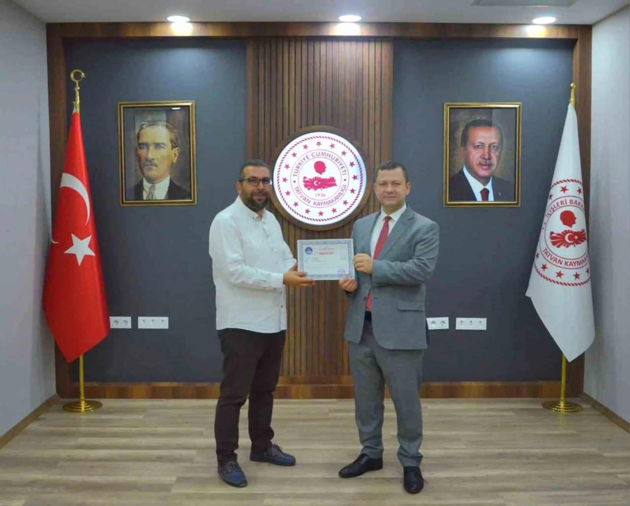 Yavru kediyi kurtarıp, üç şehir gezdirdikten sonra annesine kavuşturan öğretmene Kaymakamdan başarı belgesi
