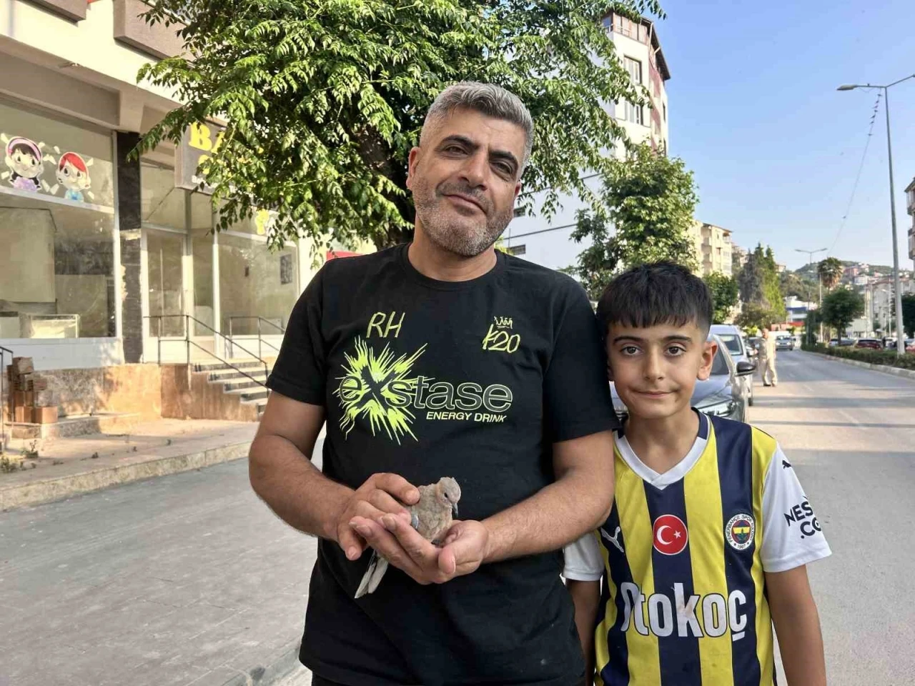 Yavru kumruyu kurtarmak için seferber oldu
