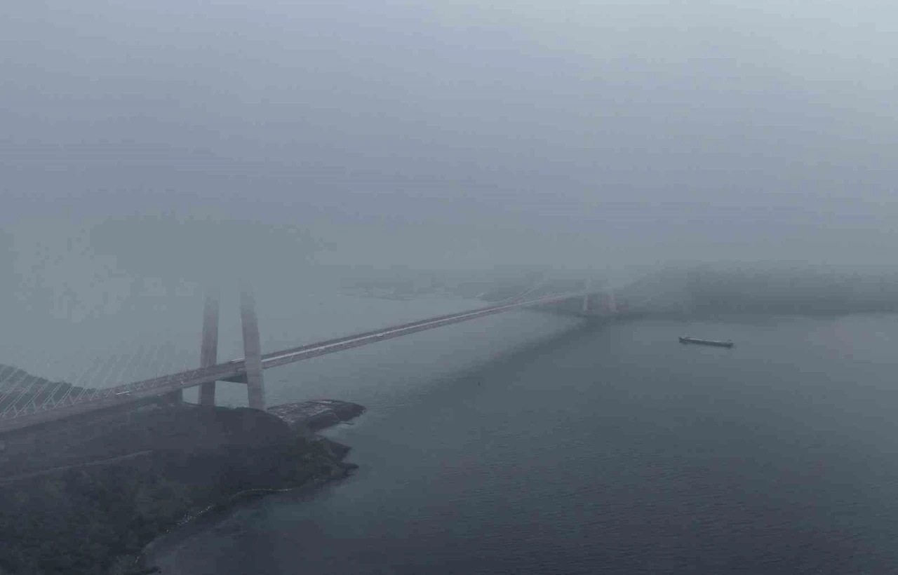 Yavuz Sultan Selim K&ouml;pr&uuml;s&uuml;&rsquo;nde etkili olan sis havadan g&ouml;r&uuml;nt&uuml;lendi
