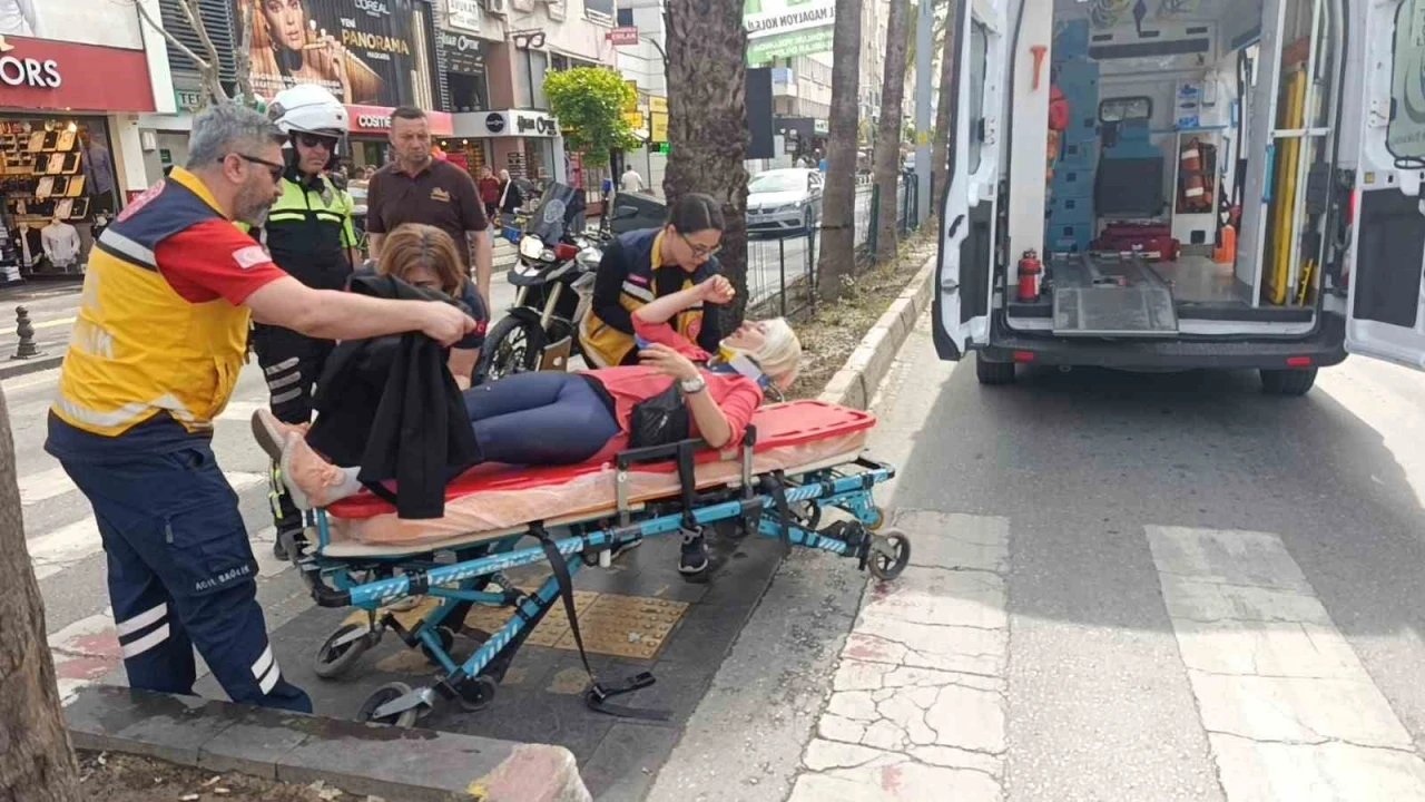 Yaya geçidinde frene basıp düşen motosiklet sürücüsü kask sayesinde hayatta kaldı
