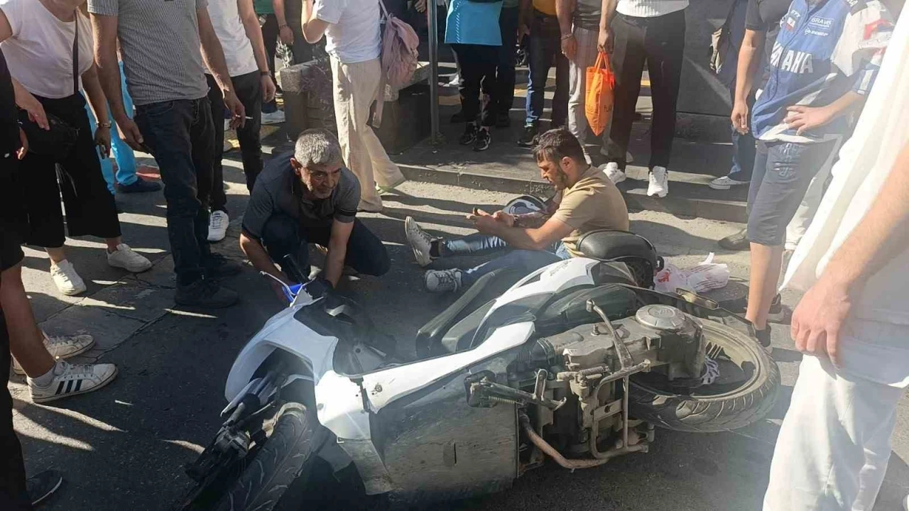 Yaya geçidinde motosikletler çarpıştı: 3 yaralı
