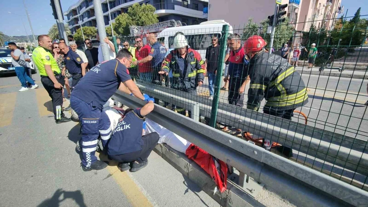 Yaya geçidini kullanan motosiklete servis aracı çarptı: 1’i ağır 2 yaralı
