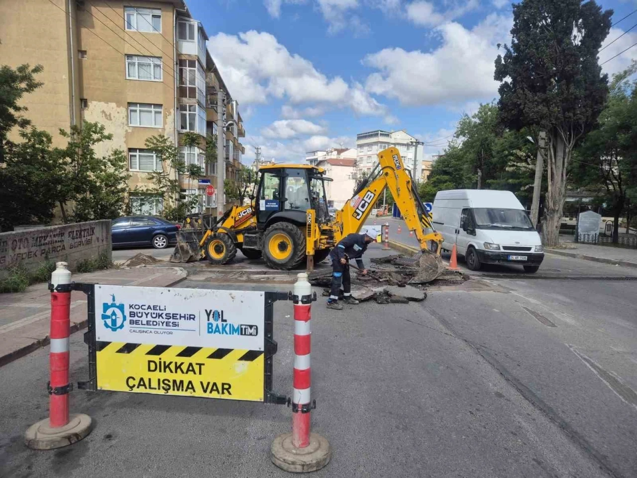 Yaya ve araç trafiği için yapım ve onarım hamlesi
