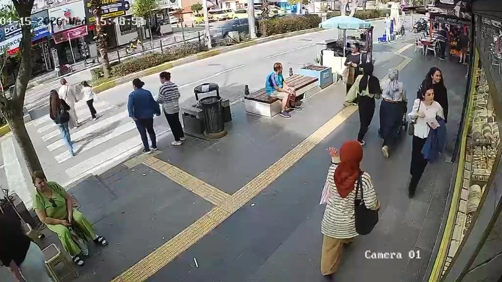 Yayalara &ccedil;arpan motosiklet s&uuml;r&uuml;c&uuml;s&uuml; yaralılar yerde yatarken olay yerinden ka&ccedil;tı
