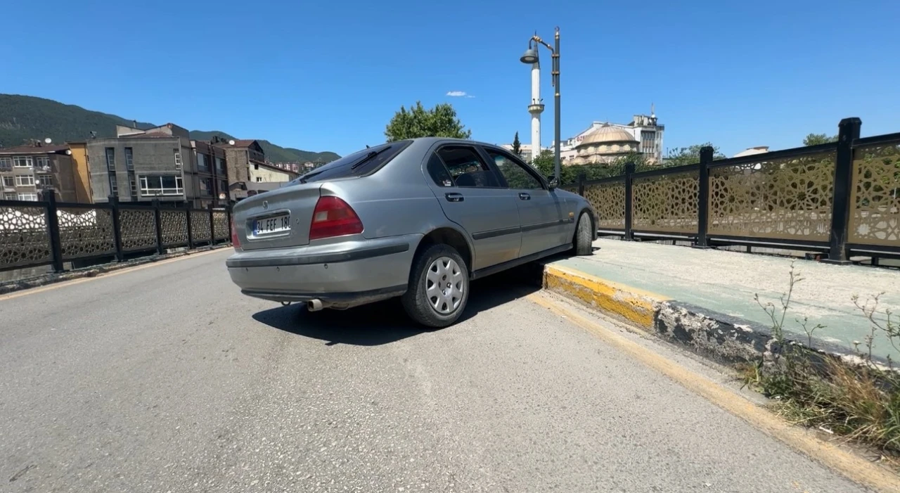 Yayaya &ccedil;arpan s&uuml;r&uuml;c&uuml; otomobilini bırakıp ka&ccedil;tı

