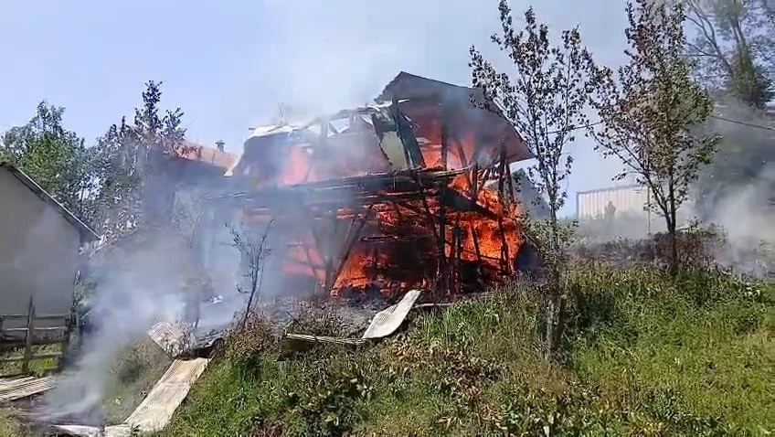 Yayla evi alev alev yandı
