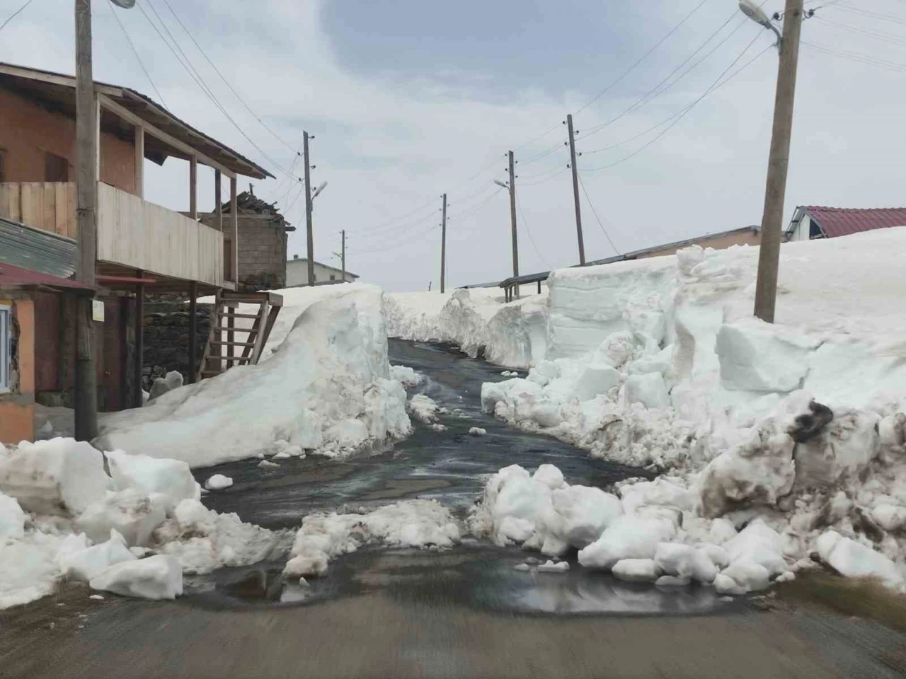 Yayla evleri, kar altında
