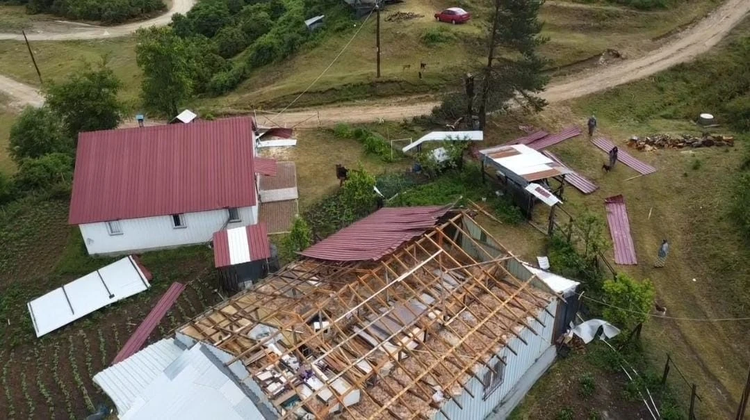 Yaylada şiddetli rüzgar ağaçları devirdi, çatıları uçurdu
