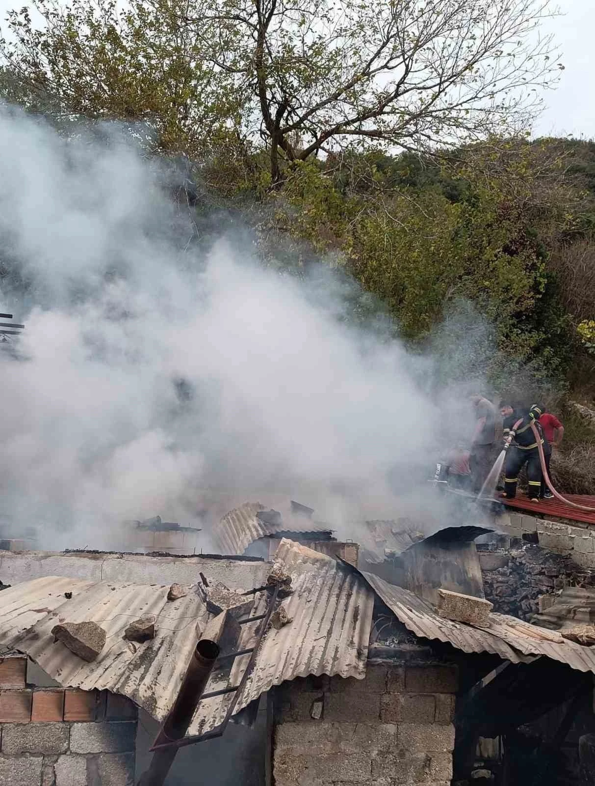 Yayladağı’nda metruk ev yangını
