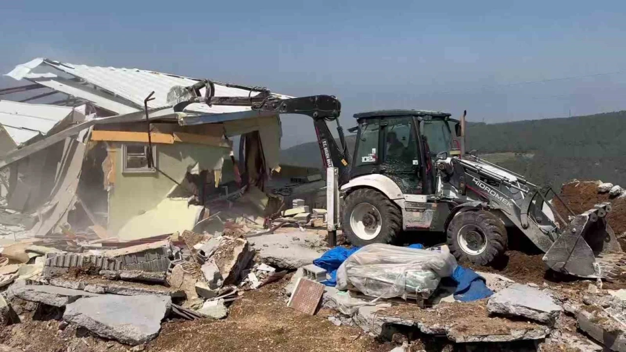 Yaylalara inşa edilen kaçak betonarme yapılar yıkıldı
