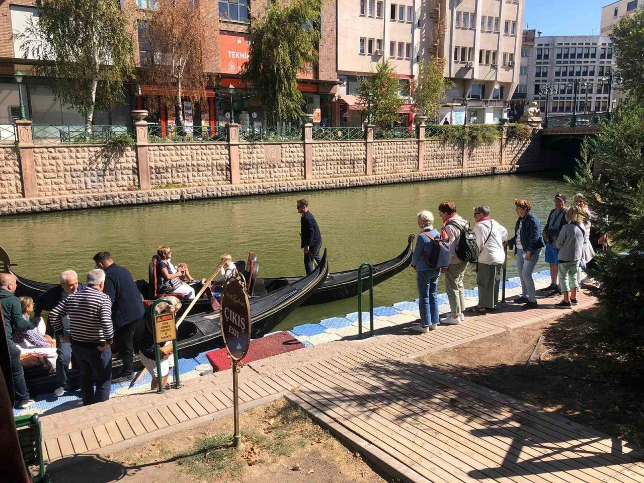 Yaz bitmesine rağmen turistler gondollardan vazgeçmiyor
