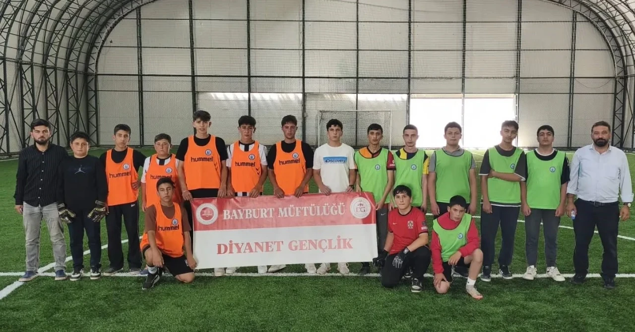 Yaz Kur&rsquo;an kursu &ouml;ğrencileri futbol turnuvasında buluştu
