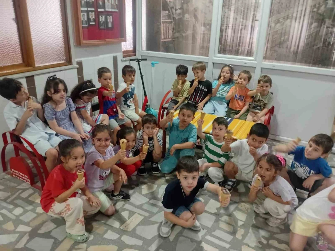 Yaz Kur&rsquo;an kursundaki &ouml;ğrencilere serinleten ikram
