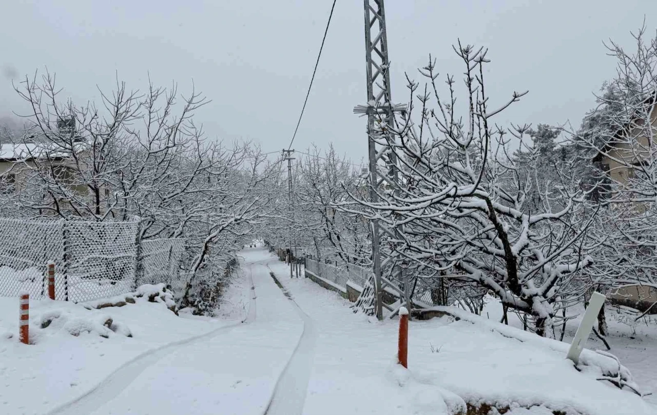 Yaz şehri Mersin&rsquo;de kar bir&ccedil;ok mahalleyi beyaza b&uuml;r&uuml;d&uuml;
