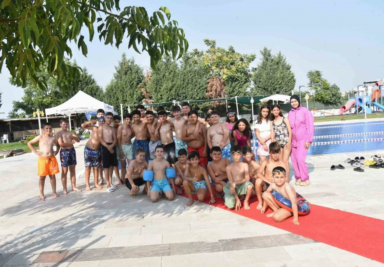 Yaz sıcağında &ccedil;ocuklara havuz s&uuml;rprizi

