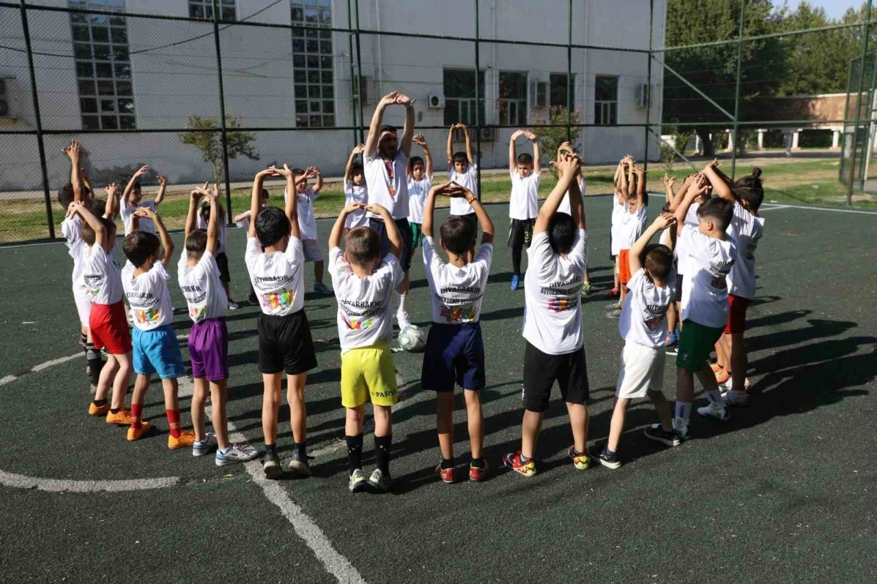 Yaz Spor Okulları 5 bin 850 çocuğun katılımıyla başladı

