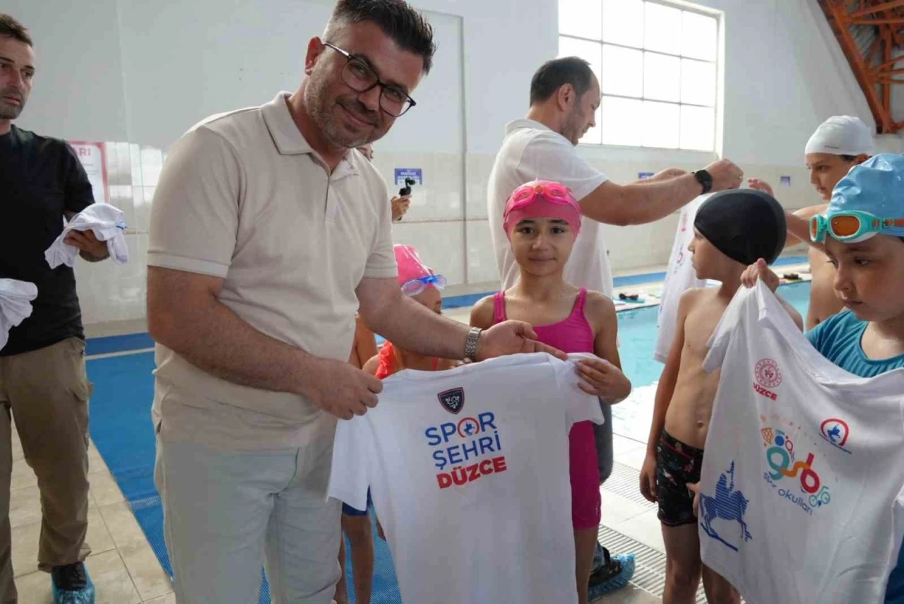 Yaz Spor Okulları Sporcularına Hediye
