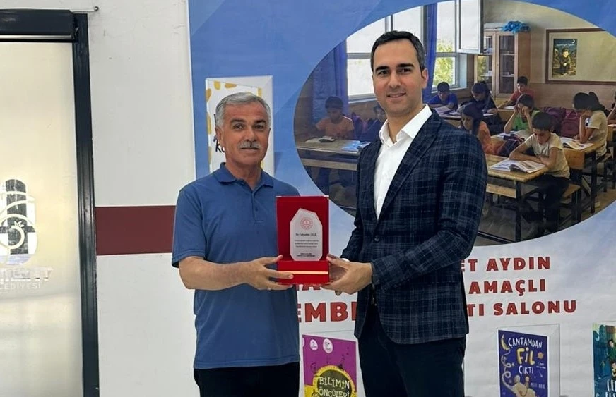 Yazar Çelik’e eğitime katkılarından dolayı plaket verildi
