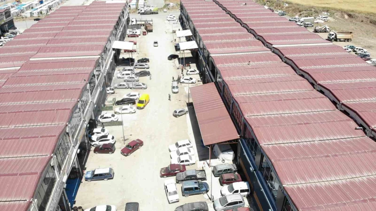 Yazın toz, kışın &ccedil;amur &ccedil;ilesi esnafı bezdirdi: "Burayı belediyenin yapması gerekiyor"
