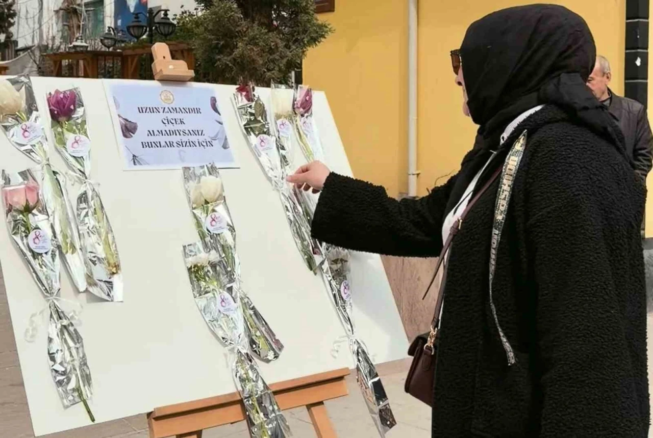 Yazıyı okuyan &ccedil;i&ccedil;ek aldı: Yaşlı kadın hayatında ilk kez bu mutluluğu yaşadı
