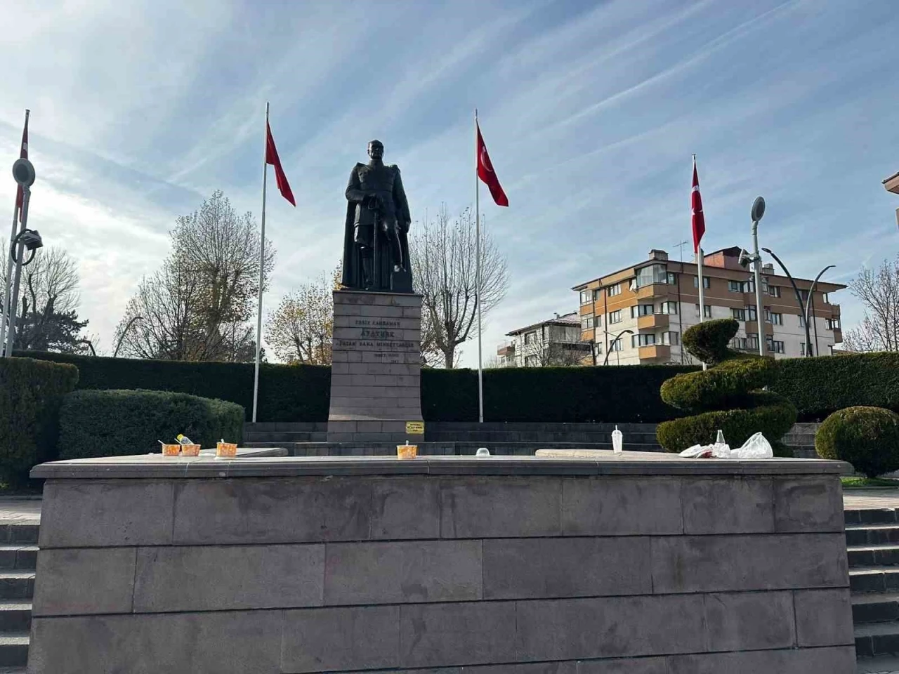 Yediler içtiler, sokakta çöplerini bıraktılar
