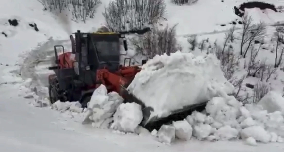 Yedisu&rsquo;da kar kalınlığı 1 metreyi aştı, ekiplerin m&uuml;cadelesi s&uuml;r&uuml;yor
