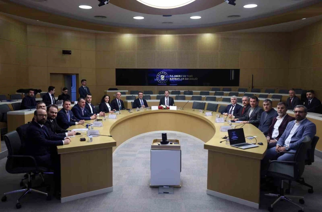 YEKA GES-2025 yarışmalarının s&ouml;zleşmeleri imzalandı
