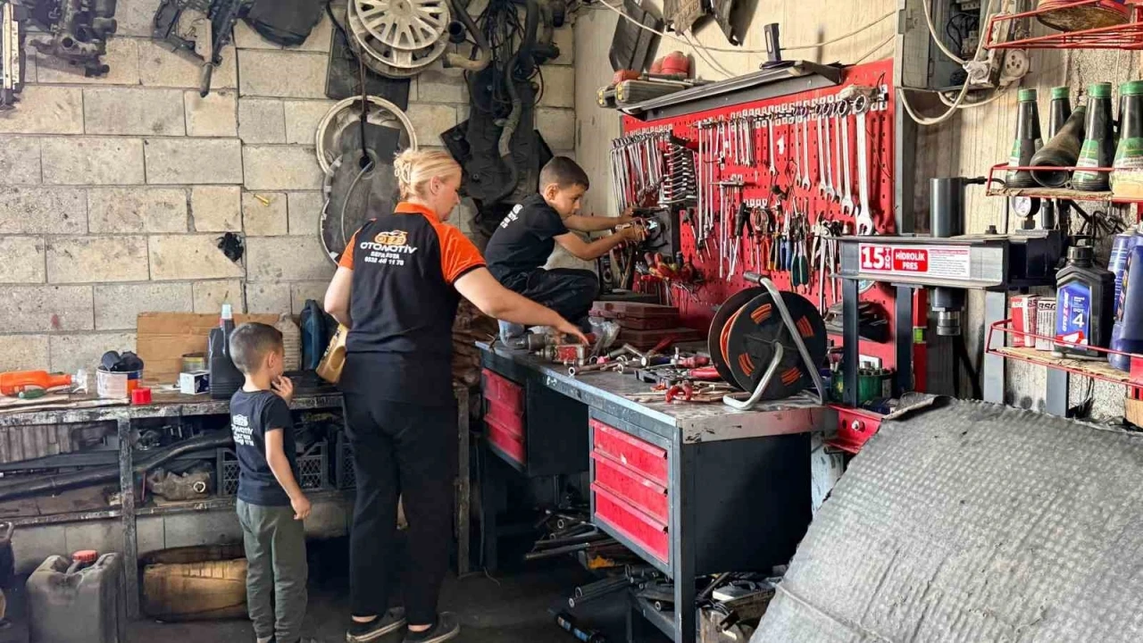 Yemek bırakmak i&ccedil;in kocasının ara&ccedil; tamir at&ouml;lyesine geldi, motor ustası oldu
