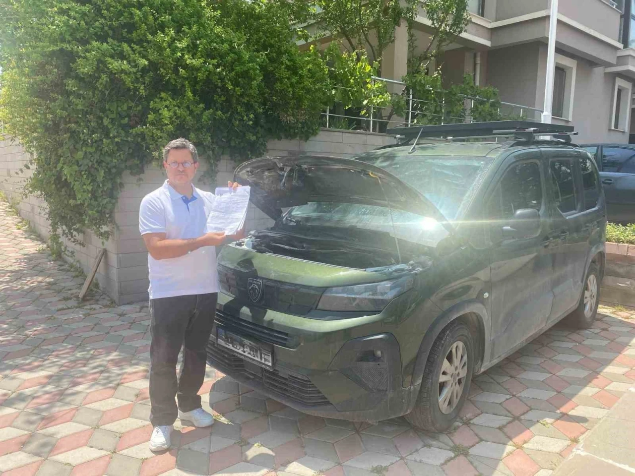 Yeni aldığı Peugeot marka arabası önce 4 kere servise girdi sonra otoparkta alev aldı
