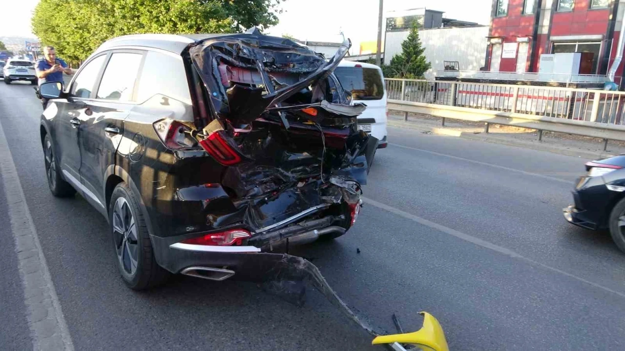 Yeni alınan araca kamyon çarptı: 1 yaralı
