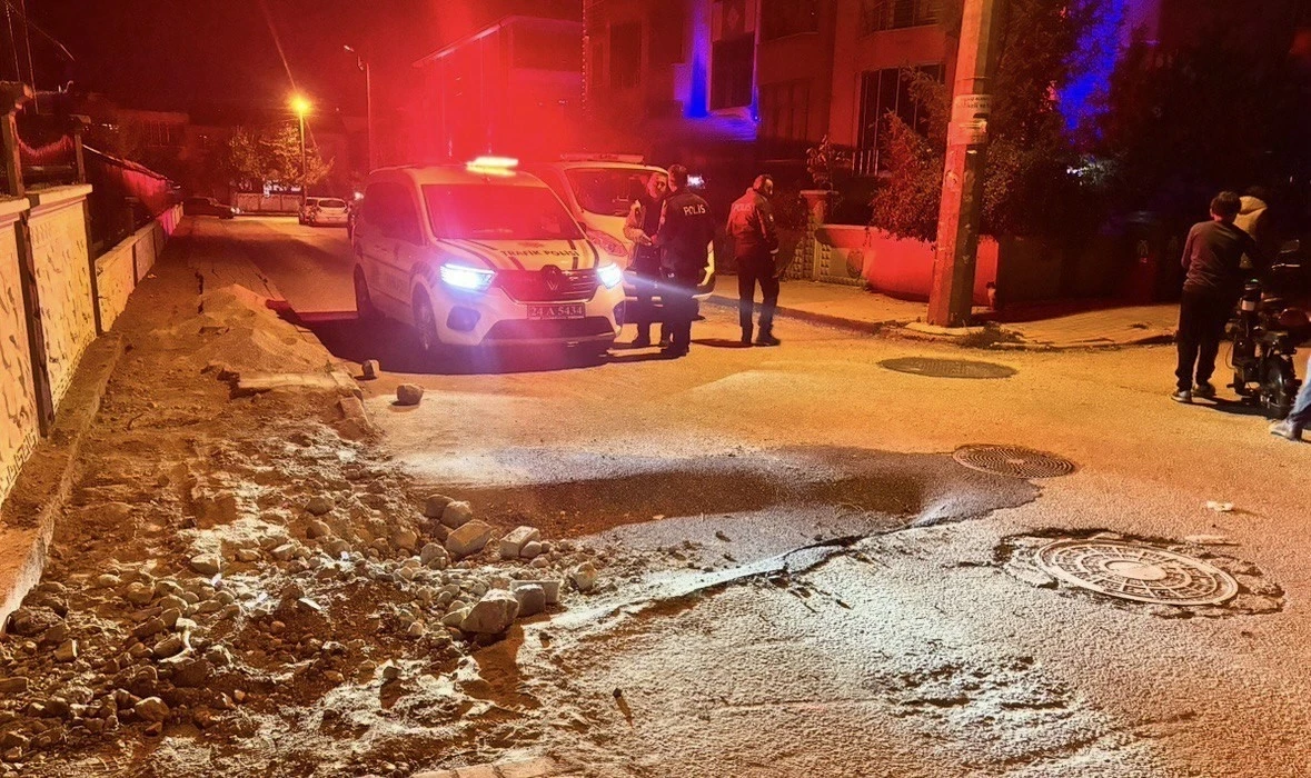 Yeni asfaltlanan bölümde göçük oluştu
