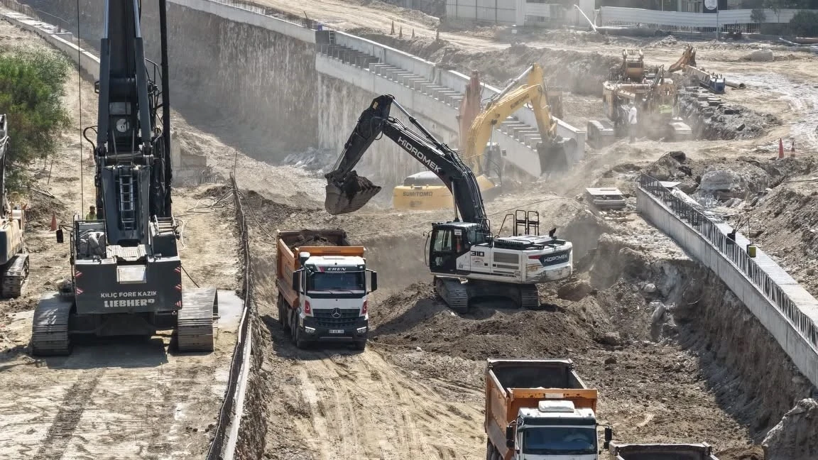 Yeni D&ouml;rtyol K&ouml;pr&uuml;l&uuml; Kavşağı&rsquo;nda &ccedil;alışmalar s&uuml;r&uuml;yor

