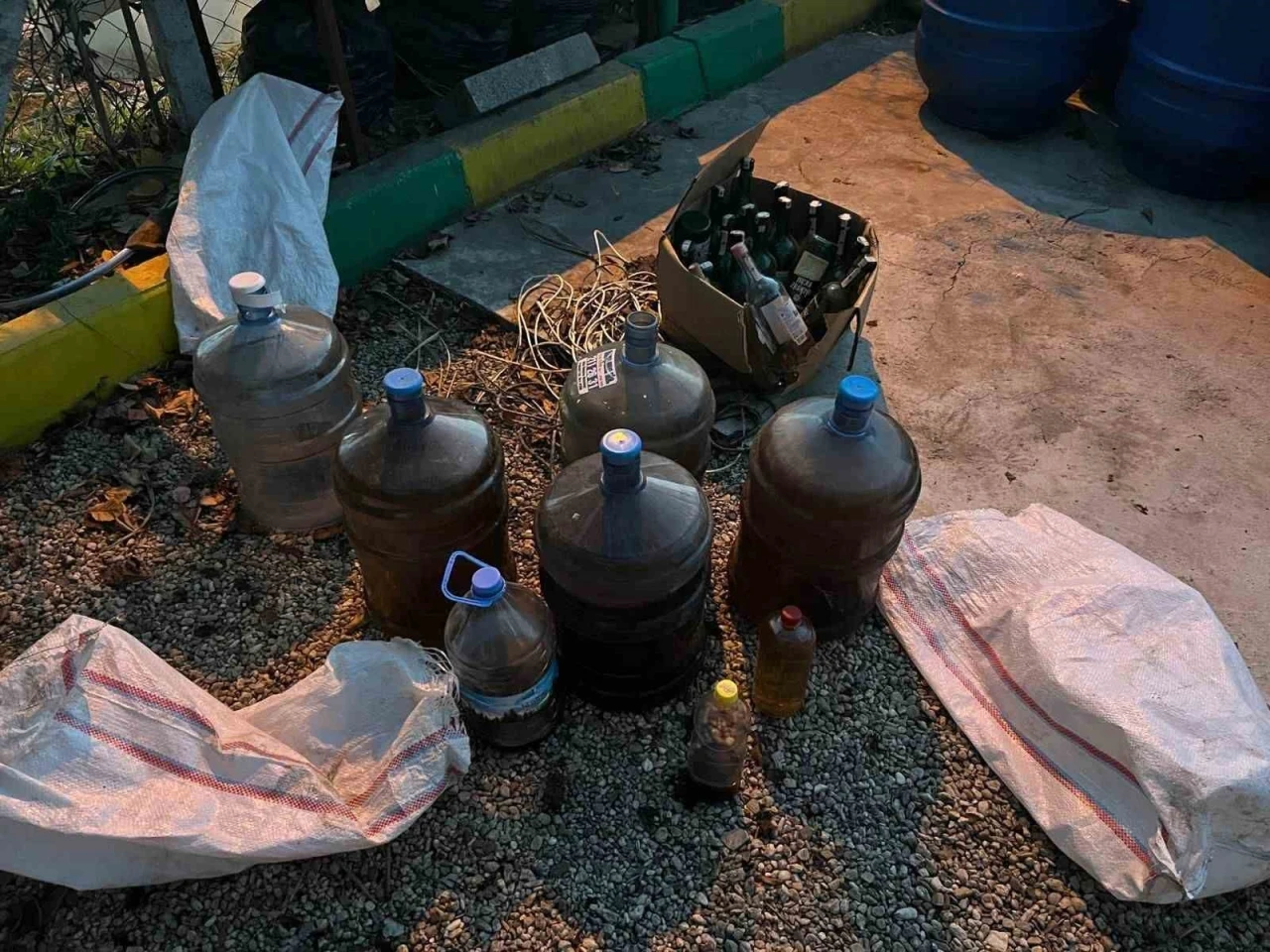 Yeni yıl &ouml;ncesi 6 ton sahte alkol ele ge&ccedil;irildi
