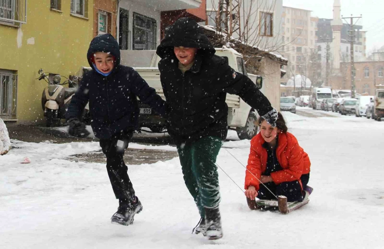 Yeni yılın ilk g&uuml;n&uuml;nde kar neşesi: &Ccedil;ocuklar sokaklara d&ouml;k&uuml;ld&uuml;
