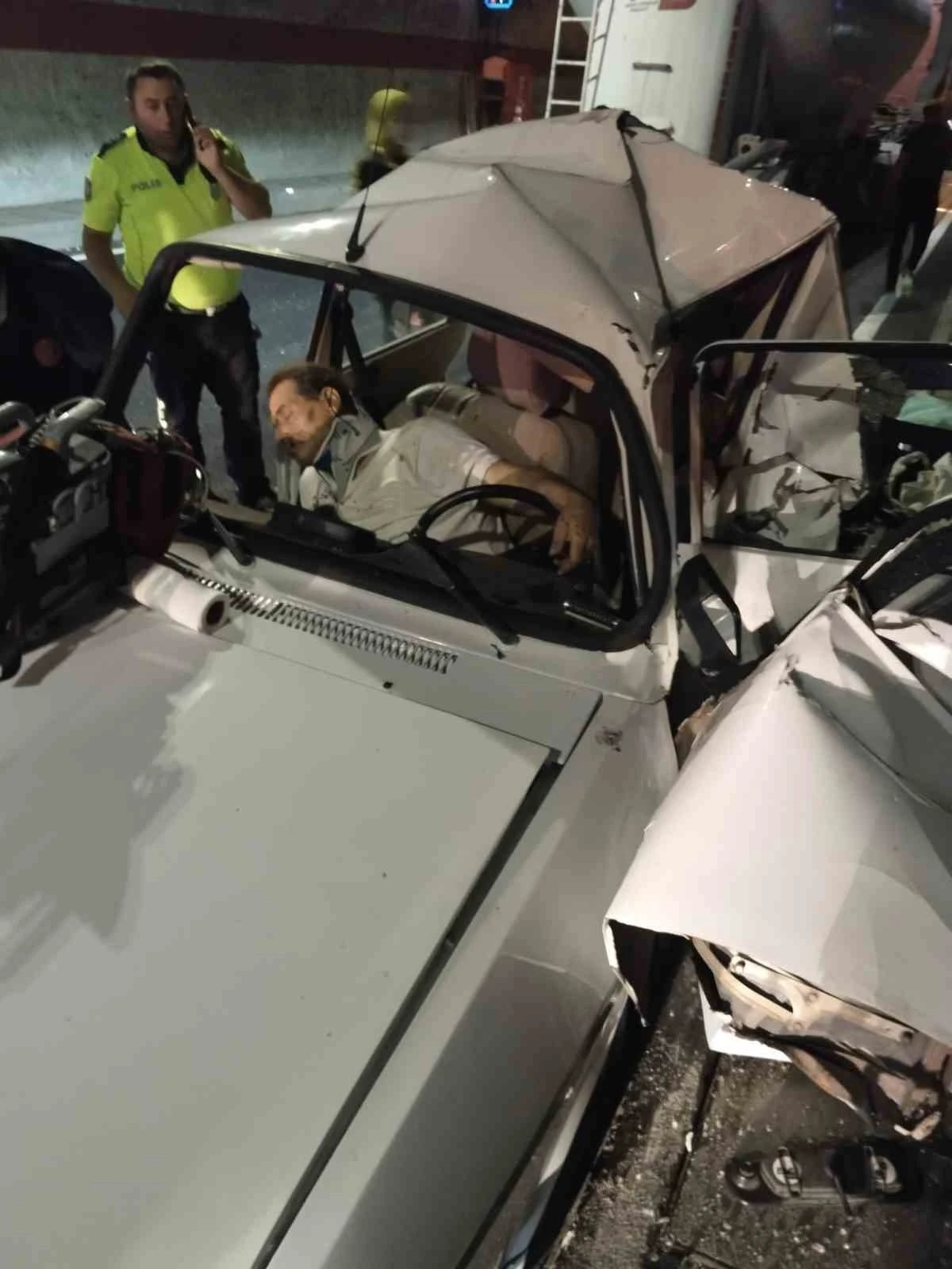 Yeni Zigana T&uuml;neli&rsquo;nde tır otomobile arkadan &ccedil;arptı: 1&ouml;l&uuml;, 2 yaralı
