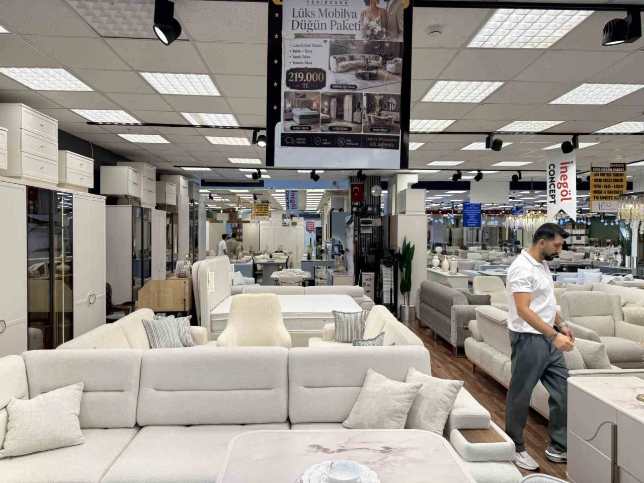 Yenibosna&rsquo;da mobilyacılardan evlenecek &ccedil;iftlere b&uuml;y&uuml;k destek kampanyası
