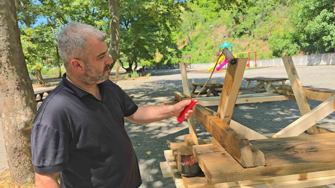 Yenice Belediye Başkanı Karakaş iş&ccedil;ileri dinlendirdi, kendisi &ccedil;alıştı
