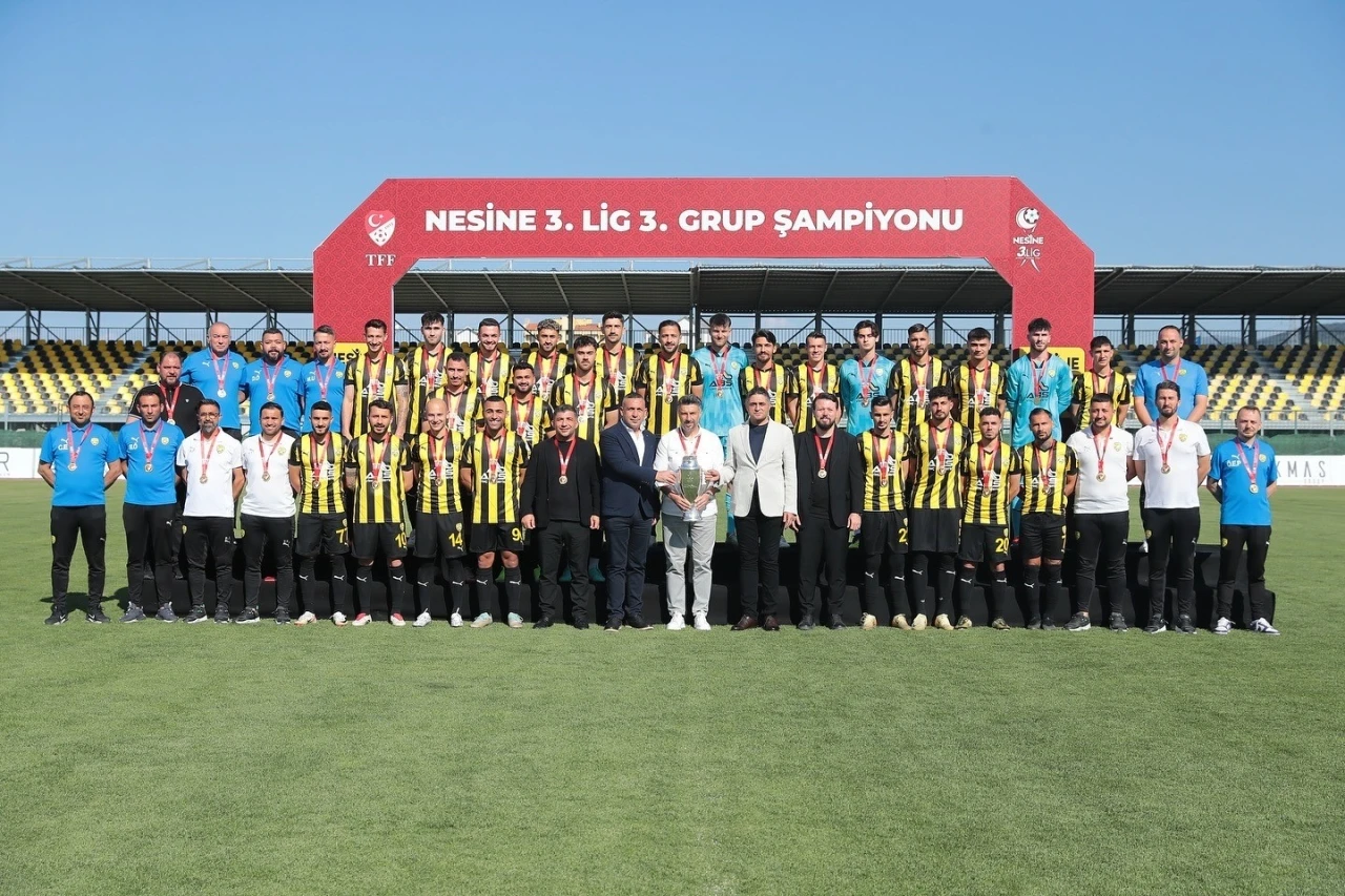 Yenilgisiz şampiyon Aliağa FK, kupayı kaldırdı
